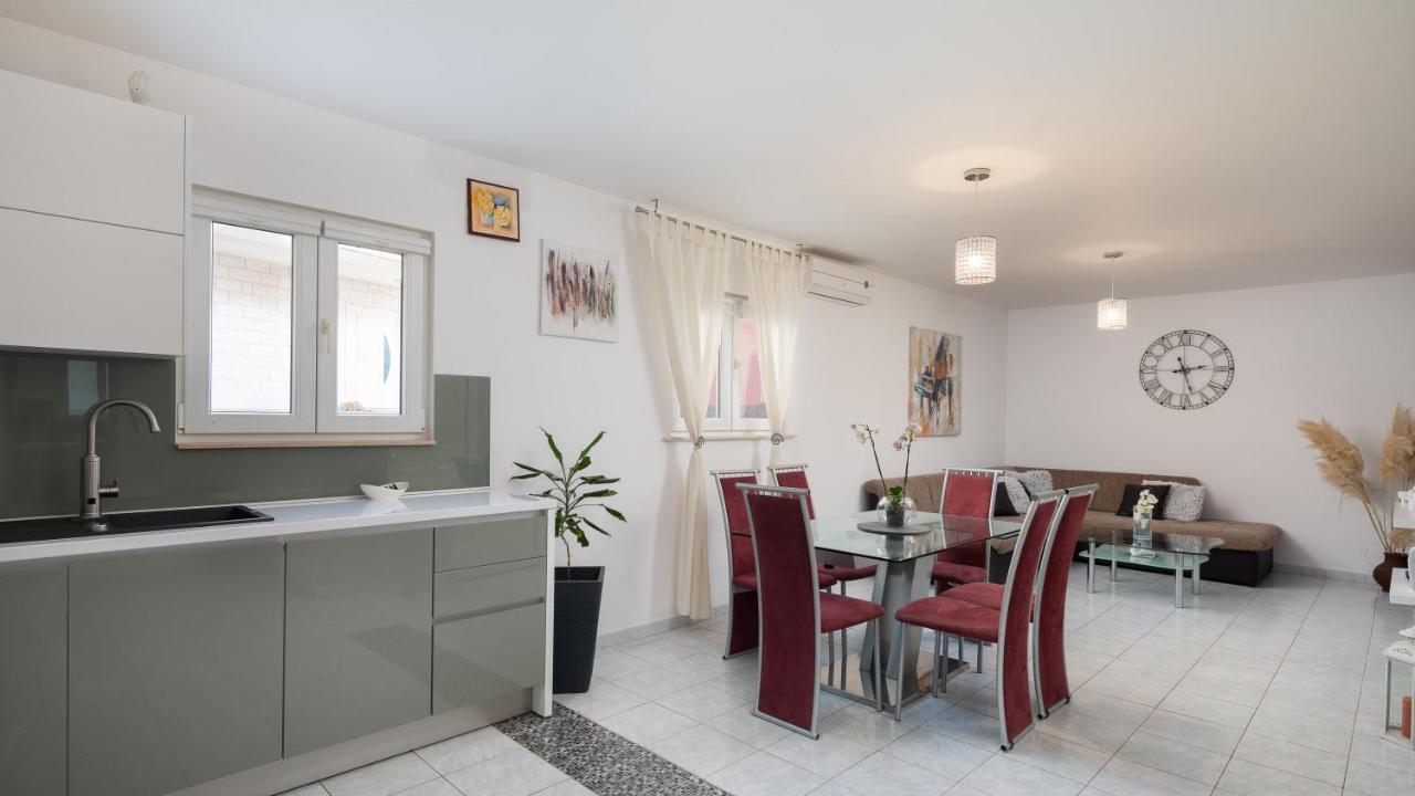 Solaris Holiday Home - Private Pool Stanici Екстериор снимка
