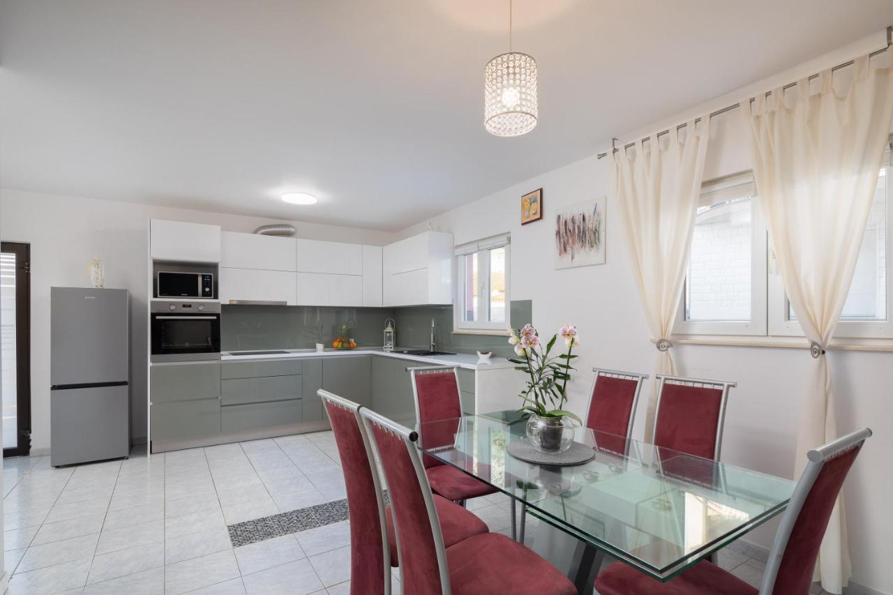 Solaris Holiday Home - Private Pool Stanici Екстериор снимка