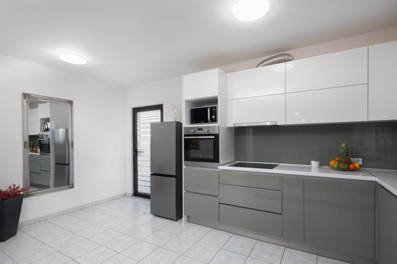 Solaris Holiday Home - Private Pool Stanici Екстериор снимка